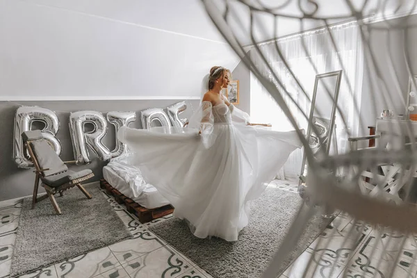 Schöne Lockige Braut Mit Braunen Haaren Einem Weißen Kleid Posiert — Stockfoto