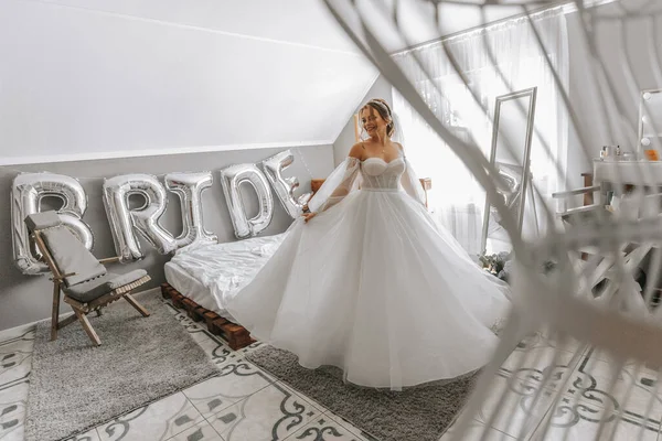 Schöne Lockige Braut Mit Braunen Haaren Einem Weißen Kleid Posiert — Stockfoto
