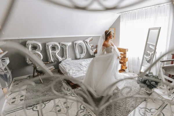 Prachtige Bruid Met Krullend Bruin Haar Een Witte Jurk Poseert — Stockfoto