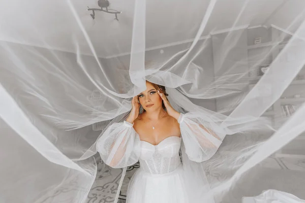 Όμορφη Σγουρή Καστανή Νύφη Λευκό Φόρεμα Ποζάρει Για Έναν Φωτογράφο — Φωτογραφία Αρχείου