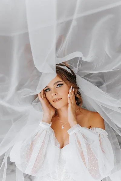 Krásná Kudrnatá Hnědovlasá Nevěsta Bílých Šatech Pózuje Pro Fotografa Který — Stock fotografie