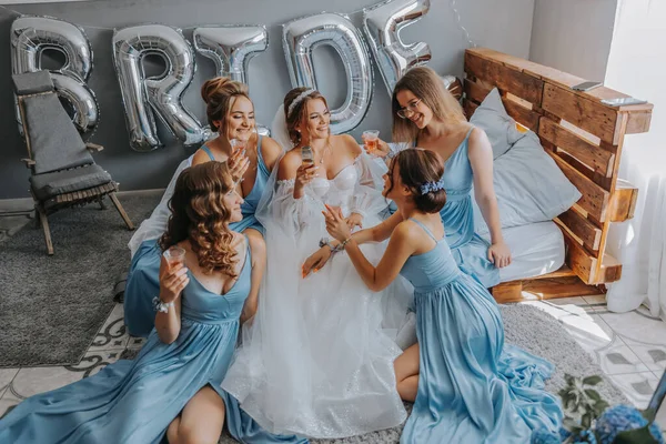 파란색 드레스를 들러리들 방에서 샴페인을 마신다 침대에 샴페인을 마시며 축하하는 — 스톡 사진