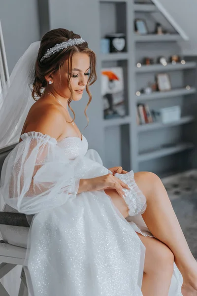 Young Bride White Dress Wedding Garter Her Leg Close Preparation — Stockfoto