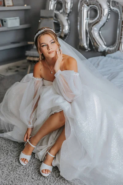 Braut Zieht Ihre Weißen Schuhe Schöne Braut Immer Bereit Für — Stockfoto