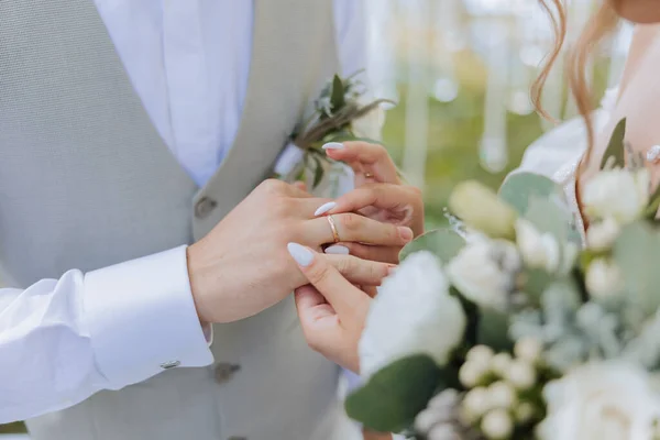 Recém Casados Cerimónia Casamento Noivo Põe Aliança Noiva Foto Alta — Fotografia de Stock
