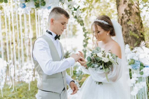 新婚夫妇在婚礼上新婚 新郎戴上新娘的结婚戒指 高质量的照片 春天的婚礼 — 图库照片