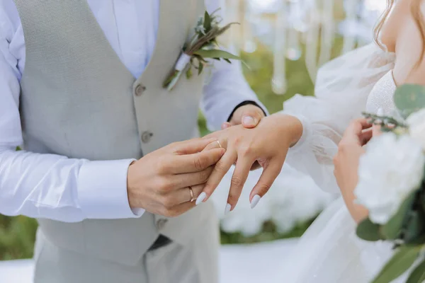 Recém Casados Cerimónia Casamento Noivo Põe Aliança Noiva Foto Alta — Fotografia de Stock
