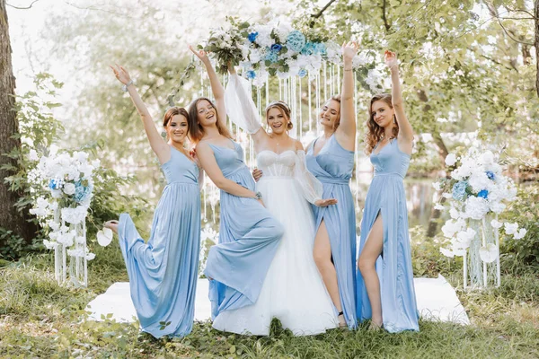 Damas Honra Vestidos Azuis Levantar Mãos Alegrar Noiva Está Segurando — Fotografia de Stock