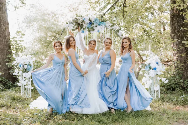 Les Demoiselles Honneur Robes Bleues Réjouissez Vous Mariée Tient Beau — Photo