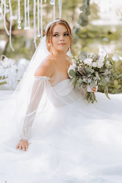 Brautstrauß Porträt Einer Schönen Braut Mit Einem Brautstrauß Braunhaarige Braut — Stockfoto