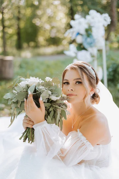 Brautstrauß Porträt Einer Schönen Braut Mit Einem Brautstrauß Braunhaarige Braut — Stockfoto