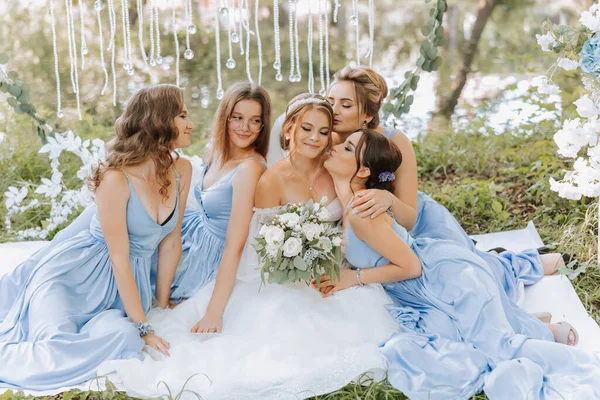 Les Demoiselles Honneur Sont Robes Bleues Mariée Tient Beau Bouquet — Photo