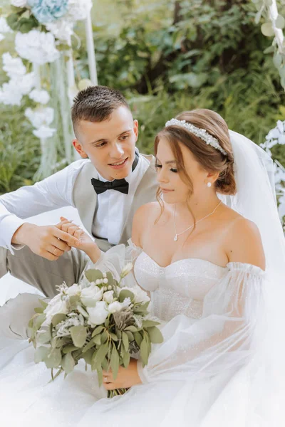 Bräutigam Und Braut Sitzen Hochzeitstag Händchen Haltend Freien Die Menschen — Stockfoto