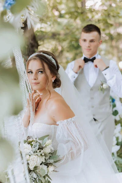 Noiva Noivo Dia Casamento Andando Livre Noiva Está Primeiro Plano — Fotografia de Stock