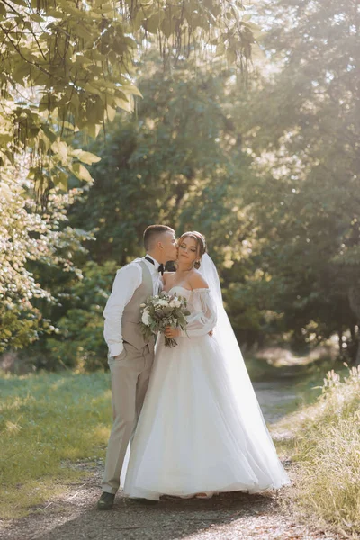 Egy Gyönyörű Szerelmespár Portréja Esküvőd Napján Egy Séta Parkban Napsütésben — Stock Fotó