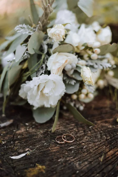Γαμήλια Ανθοδέσμη Χρυσές Βέρες Δέντρο Λεπτομέρειες Ενός Γάμου Ένα Ξύλινο — Φωτογραφία Αρχείου