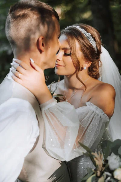Düğün Gününde Birbirine Aşık Güzel Bir Çiftin Portresi Parkta Güneş — Stok fotoğraf
