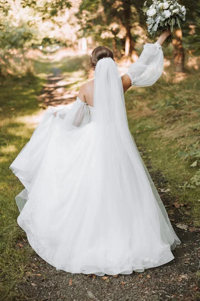 Une Belle Mariée Robe Blanche Avec Long Voile Éloigne Caméra — Photo