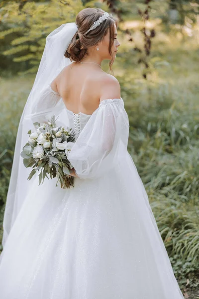 Una Bella Sposa Abito Bianco Con Lungo Velo Con Bouquet — Foto Stock