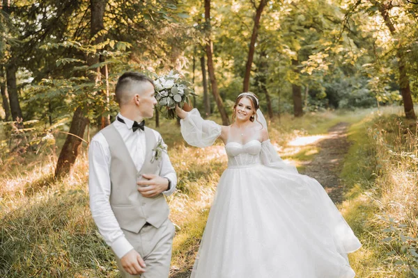 흰옷을 면사포를 아름다운 신부가 공원에서 꽃다발을 결혼식 — 스톡 사진