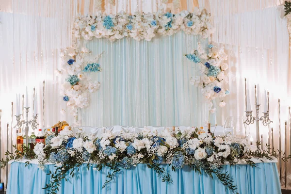 Bröllopsbord Brud Och Brudgum Dekorerad Med Blommor Uppgifter Ett Blomsterarrangemang — Stockfoto