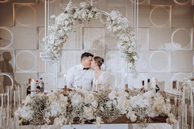 Düğün resepsiyonunda gelin ve damat kürsüsü. Düğün töreni için her şey neredeyse bitti. Düğün ziyafeti