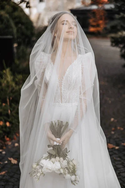 Eine Schöne Braut Mit Geschlossenen Augen Steht Und Hält Ihren — Stockfoto