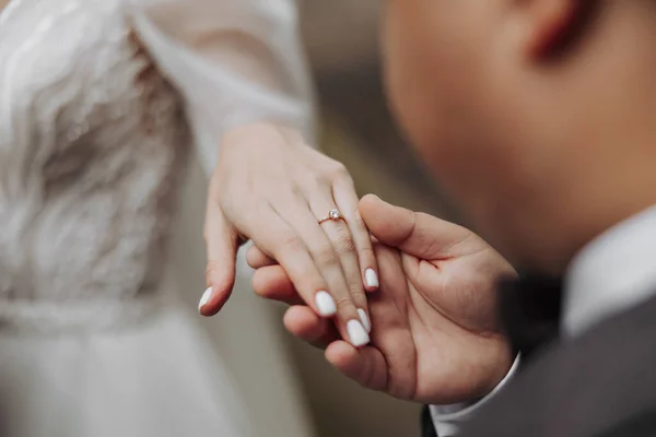 Eleganti Giovani Spose Felici Nel Loro Giorno Divertono Vicenda Sposo — Foto Stock