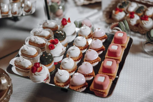 Schokoriegel Tisch Mit Süßigkeiten Bonbons Dessert Kuchen Und Beeren Der — Stockfoto