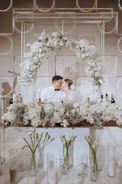 Bruid Bruidegom Stoel Bij Receptie Alles Bijna Klaar Voor Huwelijksceremonie — Stockfoto