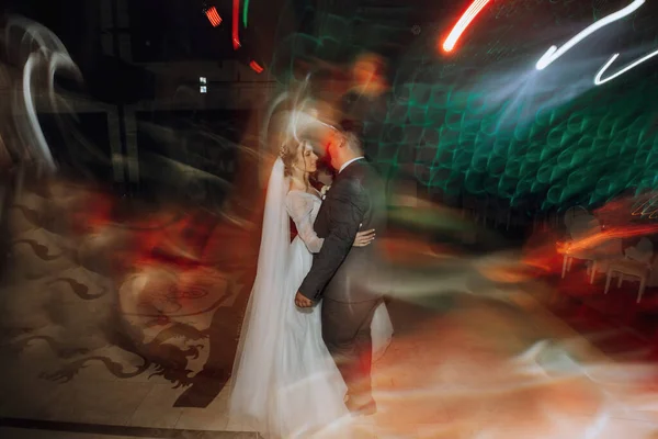 Felice Sposa Sposo Loro Prima Danza Matrimonio Nell Elegante Ristorante — Foto Stock