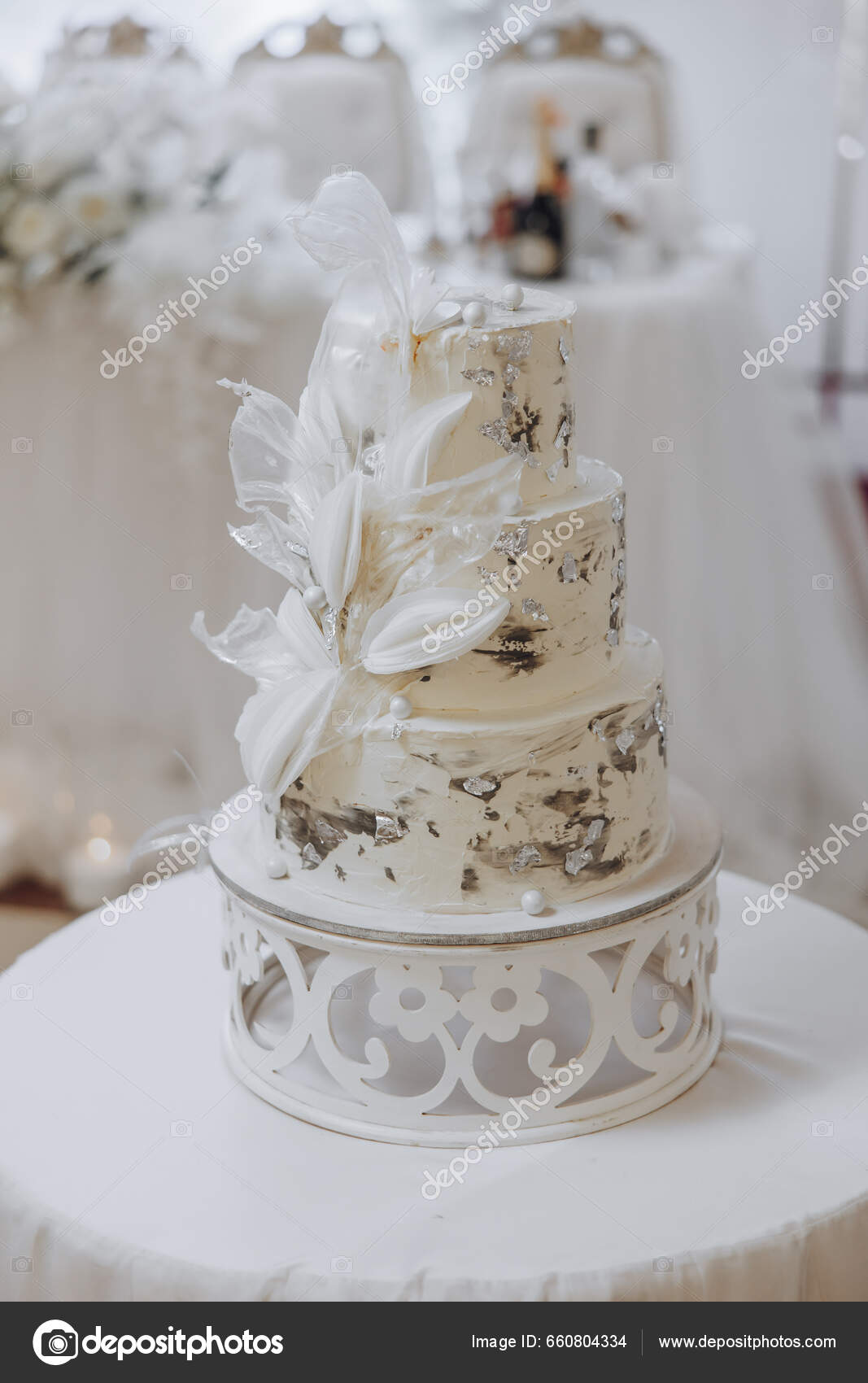 Tarta Boda Blanca Con Flores Hermoso Pastel Boda Casero Tres — Foto de  stock #660804334 © Vasilij33, image size:1067x1700