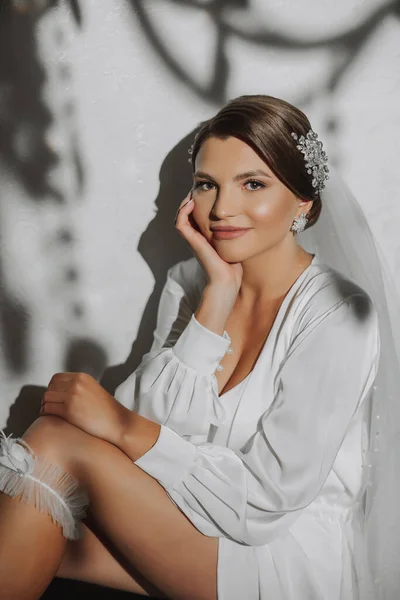 Eine Junge Braut Einem Weißen Gewand Mit Einem Hochzeitsstrumpfband Bein — Stockfoto