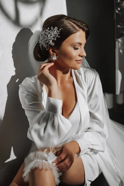 Una Giovane Sposa Vestita Bianco Con Una Giarrettiera Nuziale Sulla — Foto Stock