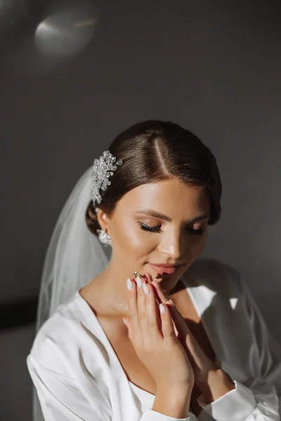Frisur Mit Elegantem Hochzeitshaar Accessoire Sanft Hält Die Braut Den — Stockfoto