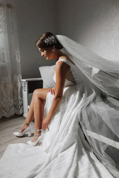 Eine Junge Braut Weißen Kleid Sitzt Auf Einem Sofa Mit — Stockfoto