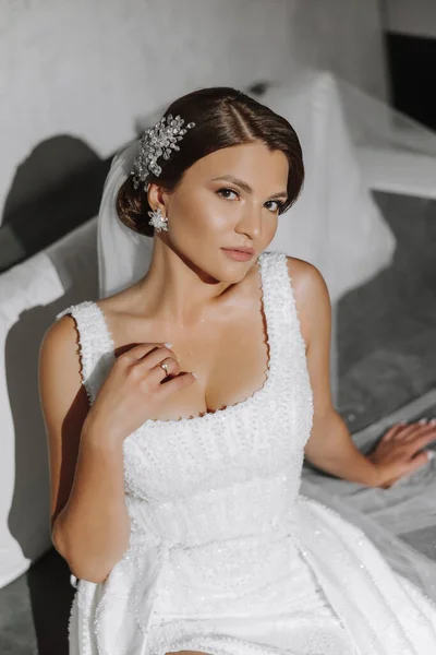 Junge Braut Weißen Kleid Auf Einem Sofa Mit Langem Schleier — Stockfoto