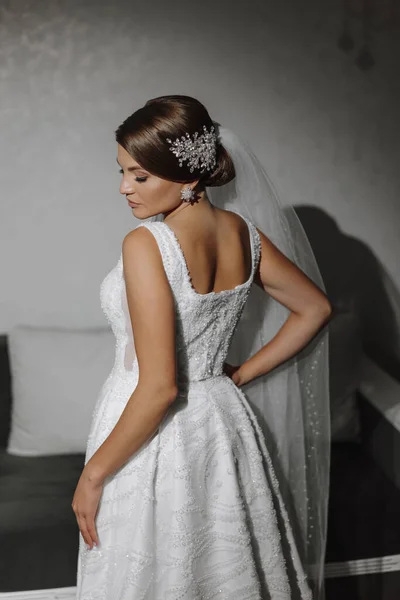 Uma Jovem Noiva Vestido Branco Com Véu Longo Posa Para — Fotografia de Stock