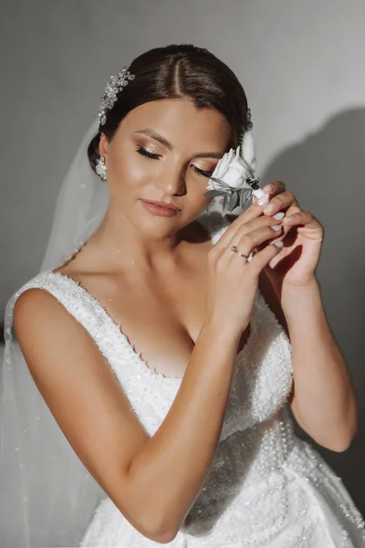 Boutonniere Noivo Nas Mãos Noiva Feita Uma Rosa Branca Forma — Fotografia de Stock