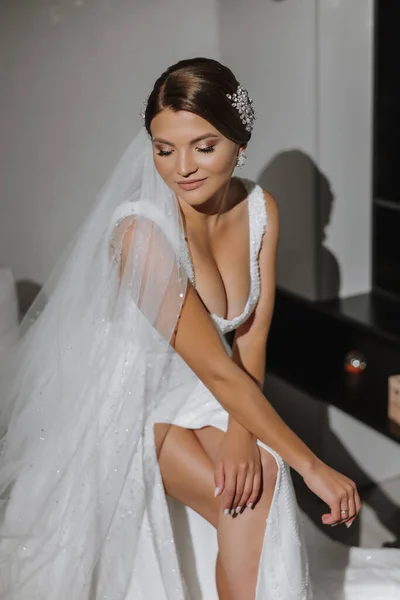 Young Bride White Dress Sitting Sofa Long Veil Portrait Photo — Stock Photo, Image