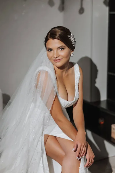 Young Bride White Dress Sitting Sofa Long Veil Portrait Photo — Stock Photo, Image