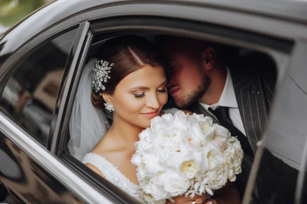 Una Sposa Moderna Sposo Abito Pizzo Finestrino Auto Sposi Novelli — Foto Stock
