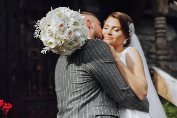 Une Mariée Romantique Dans Une Robe Blanche Avec Bouquet Embrasse — Photo