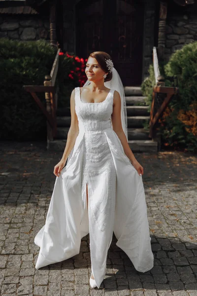 Romantisches Ganzkörperporträt Einer Braunhaarigen Frau Einem Weißen Kleid Mit Einem — Stockfoto