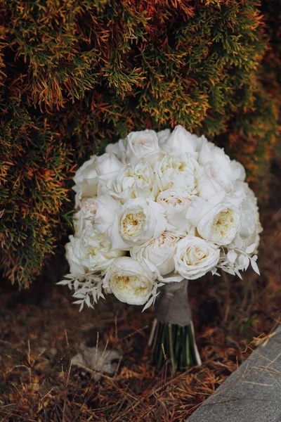 一束系着彩带的白玫瑰 令人难以置信的结婚花束 白玫瑰 美丽就在细节上 — 图库照片