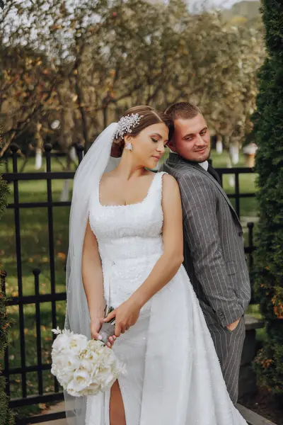 Bruid Bruidegom Leunden Hun Schouders Het Park Een Paar Pasgetrouwden — Stockfoto