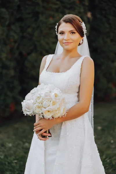 Γαμήλια Ανθοδέσμη Από Όμορφα Λευκά Λουλούδια Γάμου Στα Χέρια Της — Φωτογραφία Αρχείου