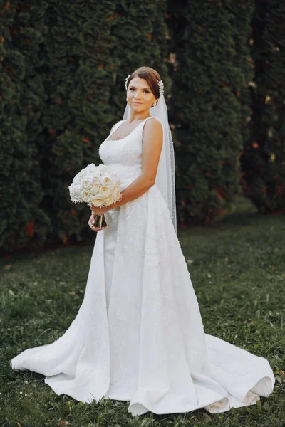 Buquê Casamento Belas Flores Casamento Branco Nas Mãos Noiva Foto — Fotografia de Stock
