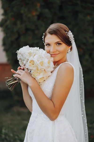 Свадебный Букет Красивых Белых Свадебных Цветов Руках Невесты Открытое Фото — стоковое фото