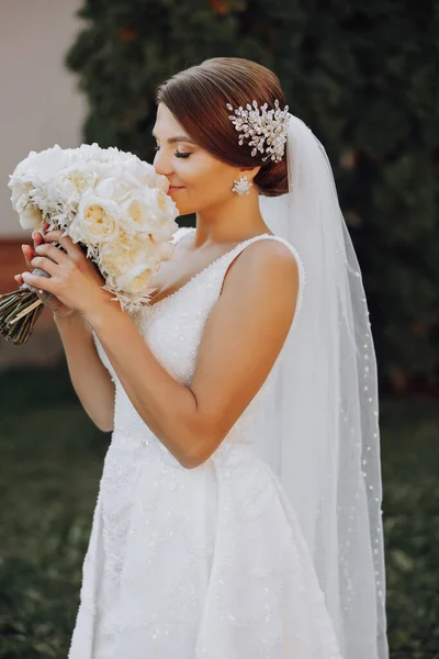 Hochzeitsstrauß Aus Schönen Weißen Hochzeitsblumen Den Händen Der Braut Outdoor — Stockfoto